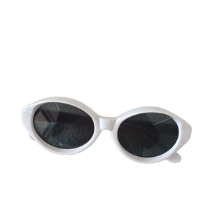 Lunettes de soleil rétro blanches œil de chat ovales avec verres foncés style vintage