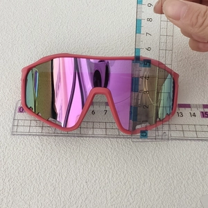 Makroaufnahme zeigt 14,5 cm Breite der rosa Kinder-Radsport-Sonnenbrille