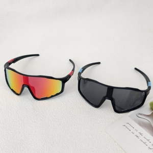 Kinder Sport-Sonnenbrille mit UV-Schutz und Rundum-Rahmen in Rot und Blau für Outdoor