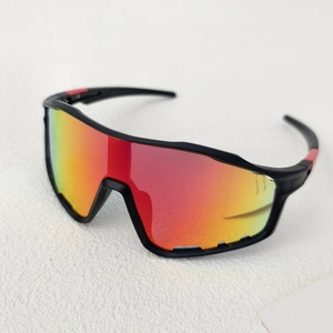 Details der Kinder-Radbrille mit schwarzem mattem Rahmen und rot-orangefarbenem Glas