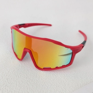 Detail von Kinder-Sportsonnenbrille mit rotem Rahmen und orange verspiegelten Gläsern