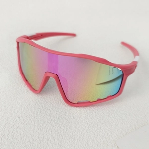 Nahaufnahme einer rosa Kinder-Fahrradbrille mit verspiegelten Gläsern und Farbverlauf