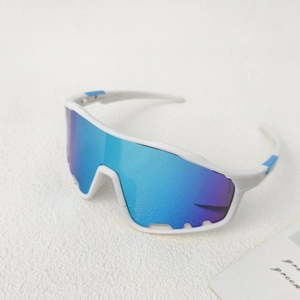 Detaillierte 45-Grad-Ansicht der weißen Kinder-Radsport-Sonnenbrille mit lila Gläsern