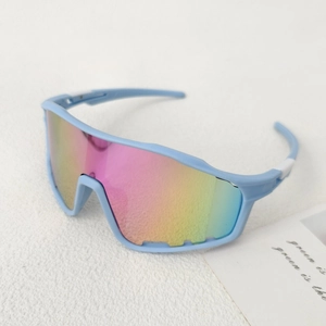 Detail von Kinder-Radsportbrille mit blauem Rahmen und regenbogenfarbenen Gläsern