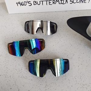 Trois paires de lunettes de soleil sport pour enfants avec verres réfléchissants