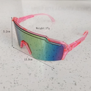 Détail de lunettes de sport roses pour enfants avec dimensions 13,5 cm et poids 17 g