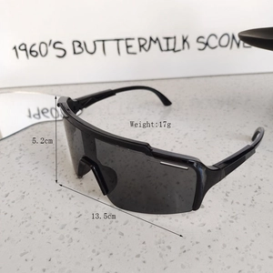 Détail des lunettes de sport légères de 17g avec dimensions 5,2 cm par 13,5 cm