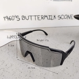 Détail de lunettes de soleil de sport pour enfants avec verres miroirs et monture noire