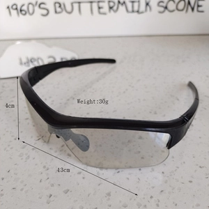 Detailed size view of kids cycling sunglasses with dimensions 13cm width and 30g weight