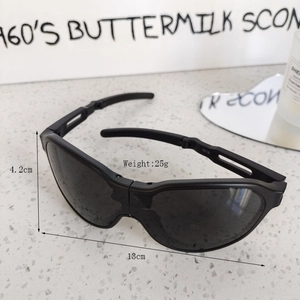 Detailed view of foldable kids sunglasses with 13cm width and 4.2cm height dimensions