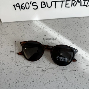 Détail de lunettes de soleil enfant avec monture écaille, verres polarisés et rivets