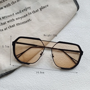 Detailed view of oversized aviator sunglasses showing 5.7cm height and 14.6cm frame width