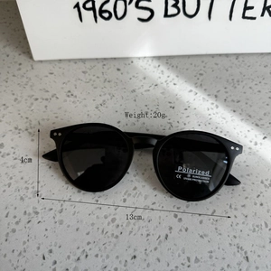Vue détaillée de lunettes de soleil rondes noires polarisées avec UV400 et dimensions