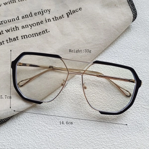 Close-up of oversized geometric sunglasses with detailed 33g weight and size measurements
