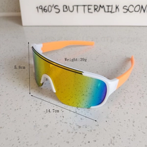 Close-up of sports sunglasses showing 39g lightweight frame and dimensions for outdoor hiking