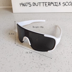 Detailed dimensions of white sports sunglasses with total width 14.7cm and weight 39g