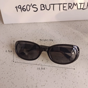 Detail view of vintage black sunglasses with dimensions: 14.5cm width and 30g weight