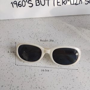 Detailed size chart showing 14.5cm width and 30g weight for vintage oval sunglasses