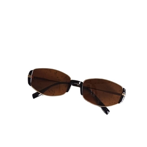 Retro cat-eye sunglasses with brown lenses and black gold frame for street style fashion