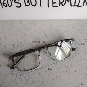Detail showing 14g lightweight half-frame gray glasses with dimensions 14cm x 4.2cm