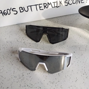 Kinder-Sportsonnenbrille in Schwarz und Weiß mit verspiegelten Wrap-around-Gläsern
