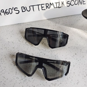 Moderne geometrische Kinder-Skisonnenbrille mit schwarzen und transparenten Gläsern