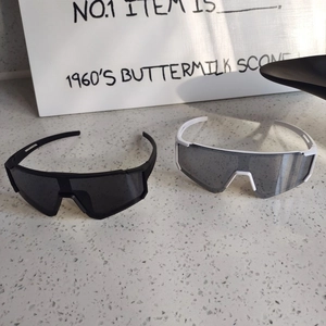 Detailansicht der stylischen Kinder-Sportsonnenbrille in Schwarz und Weiß Wrap-Design