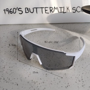 Detaillierte Maße der weißen Kindersportbrille, Gewicht 20g und Breite 13cm