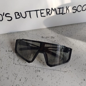 Detaillierte Abmessungen der übergroßen Kinder-Sportsonnenbrille mit 20g Gewicht