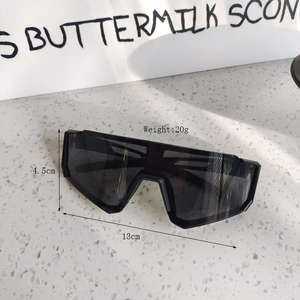 Detailansicht der schwarzen Kinder-Sonnenbrille mit 13cm Breite und 20g leichtem Gestell