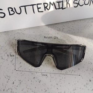 Detailansicht der 13 cm breiten Kinder-Sportsonnenbrille mit Gewichtsangabe von 20 g