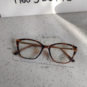 Tortoiseshell cat-eye glasses frame with 13g lightweight design and anti-blue light lens