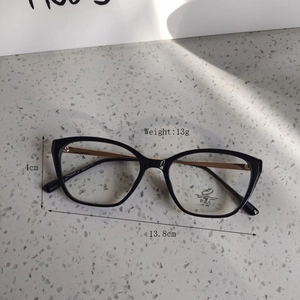 Cat eye blue light glasses detail showing 13.8cm width and 13g ultra-lightweight frame