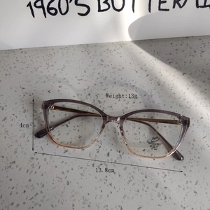 Detailed view of cat-eye glasses frame with 13g weight and 13.8cm width dimensions