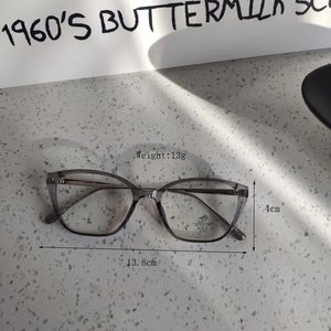 Detailed specs of gray cat-eye glasses showing 13g weight and 13.8cm frame width