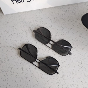 Polarized photochromic square sunglasses with double bridge design for men in black and grey
