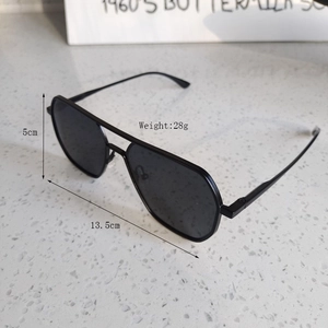 Detailed specs of aviator sunglasses with 5cm height, 13.5cm width and 28g weight