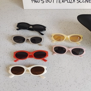 Vue détaillée de lunettes de soleil pour enfants en six couleurs avec strass brillants