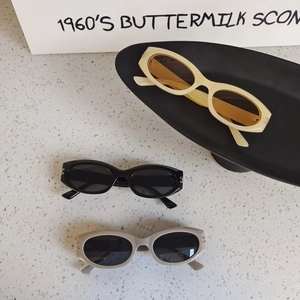 Lunettes de soleil ovales rétro pour enfants avec strass en noir, jaune et beige