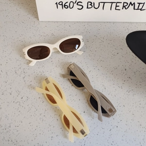 Trois paires de lunettes de soleil vintage pour enfants avec monture étroite et rivets