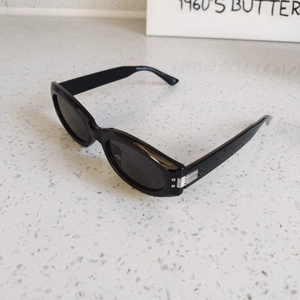 Détail de lunettes de soleil noires pour enfants avec charnières en métal argenté