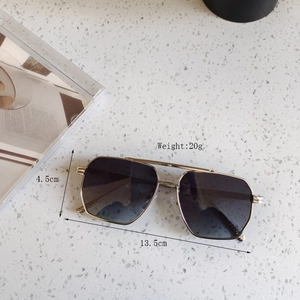 Detail view of stylish polygon kids sunglasses showing 20g weight and 13.5cm frame width