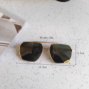 Close-up of polygon frame sunglasses with dimensions and 20g weight specification