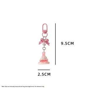 Détail d'un porte-clés robe de dessin animé rose avec marquages de taille de 9,5 cm