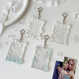 Détail du porte-carte en acrylique avec motifs de flocons de neige et porte-clé étoile