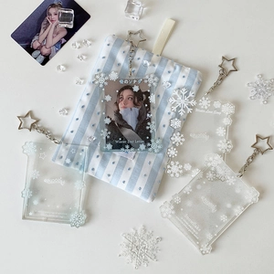 Détail de porte-cartes photo en acrylique avec flocons et porte-clés en étoile
