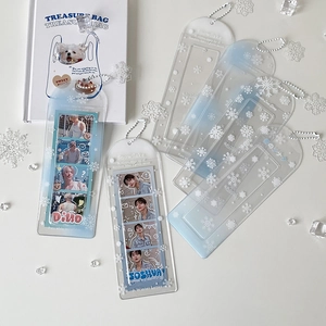 Details des Schneeflockenmusters auf PVC-Fotokartenhalter mit silberner Kette