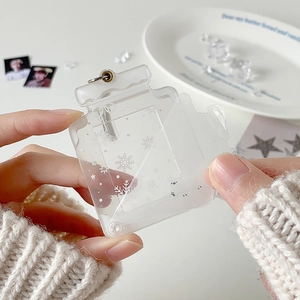 Gros plan du retrait du film protecteur d'un porte-carte en acrylique à flocons