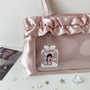 Détail du porte-carte en satin rose avec fenêtre transparente et crochet en étoile