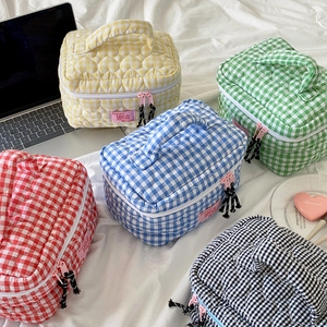 Quilted heart pattern plaid cosmetic bags in various colors with portable handles